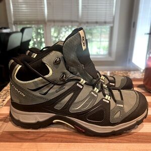 Salomon Women’s Hiking Boot, Size 8